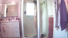 Jouer Une étudiante chinoise se mouille et se déchaîne sous la douche