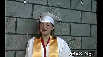 播放 精力充沛的少女和娘娘腔即将达到高潮