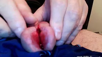 Oynat Penis başımı sıkmamı izle sonra kes, sonra yakın plan işemek zorunda kaldım.