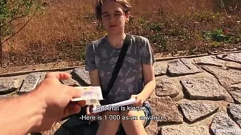 播放 Twink albert 画了一个男人的肖像，在桥下向他展示他的大鸡巴以换取现金 - bigstr