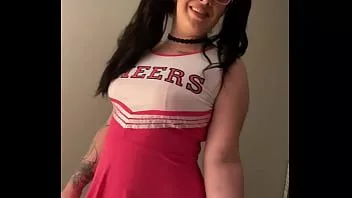 Abspielen Kitty Kash - unschuldig aussehende Cheerleaderin liebt es, Schwänze zu lutschen und Schwänze zu reiten - bekommt am Ende eine Ladung Sperma auf ihren riesigen Arsch - mehr dazu in meinem Snap-Chat - kittykash94