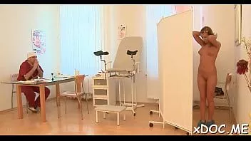Afspelen Hemelse teef Ludmila geniet van hardcore seks