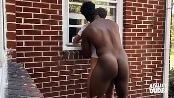 play (bruno cartella) se escabulle por la casa de (ty shine) se asoma por la ventana mientras ty hace algo de calistenia - tipos de la realidad