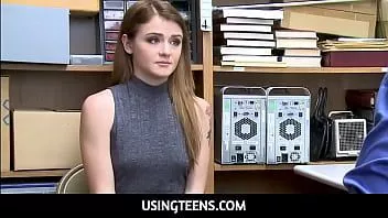 Abspielen Usingteens – Rosalyn kniet nieder und versucht, dem Kerl den Schwanz zu lutschen