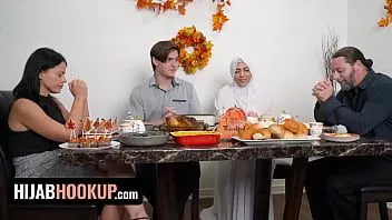 play 穆斯林宝贝奥黛丽皇家庆祝感恩节，在桌子上激情做爱 - 戴头巾联播