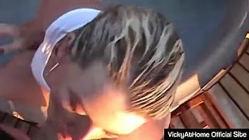 Putar Vicky vette mengendarai ayam besar kekasihnya di kolam renang sebelum pertunjukan!