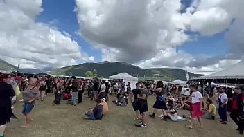 播放 罗斯基勒节日女孩在露营时被狠狠操了！！双暨到巨大的喷出阴户
