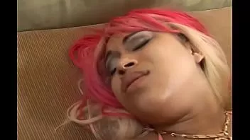 Abspielen Pinky hat alle Hände voll zu tun mit zwei steifen Stangen, die sie dann hart ficken