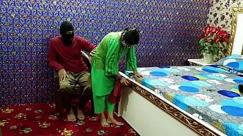 play 印度德西家庭女佣惊喜地被她的老板操