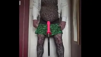 Reproducir Travesti bisexual quiere ser filmado mientras una polla real le folla el coño anal en lugar de que esta máquina de consoladores se lo folle parte 24