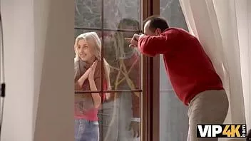 تشغيل Vip4k. الرجل العجوز يستمتع بالجنس غير المخطط له مع شخص غريب جذاب في مكانه