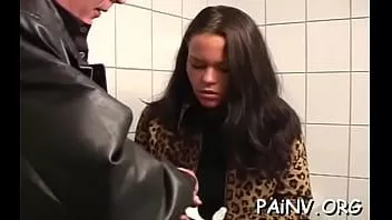 Odtwórz Fascynująca pokojówka bawi się swoim ogromnym urządzeniem małżeńskim