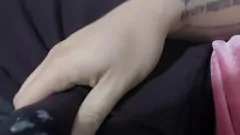 Abspielen Heiße Session in schwarzen Velourshosen, bei der ich meinen Schwanz reibe, bis ich vor samtener Lust explodiere