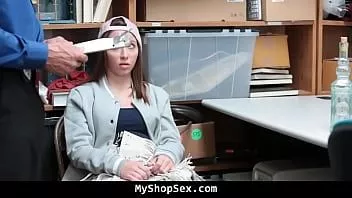 تشغيل مراهقة تمارس الجنس مع ضابط لكسب حريتها