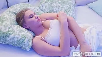 Redare My18teens - fată drăguță singură în dormitor